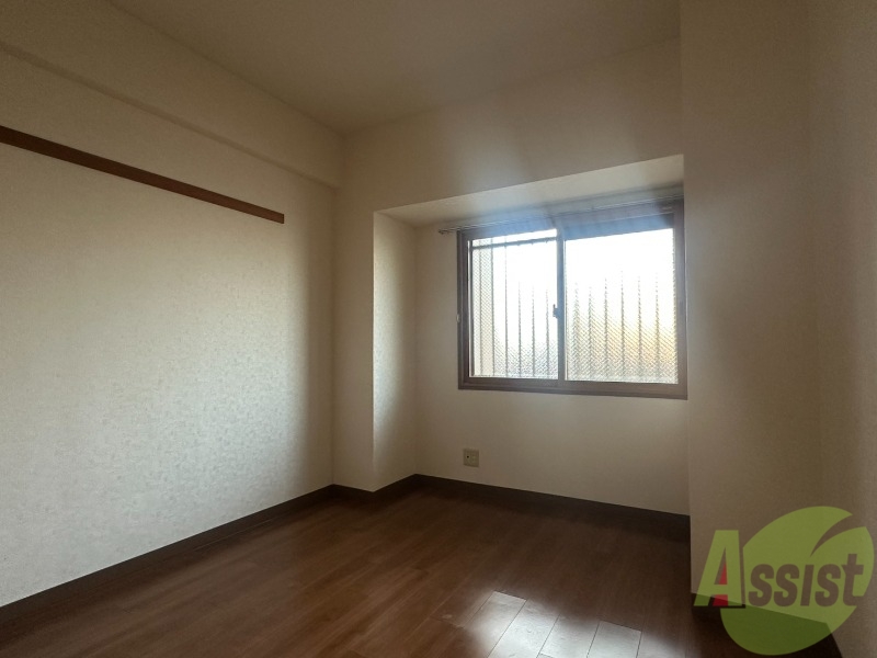 その他部屋・スペース　５帖の洋室です。広々として、きれいですね。