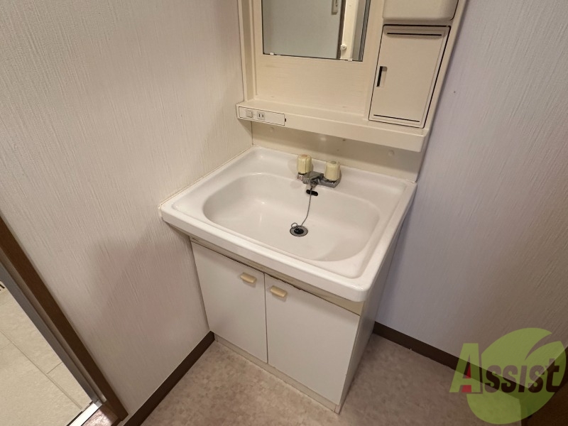 洗面設備　洗面台。朝の身支度はここでばっちり決めましょう。