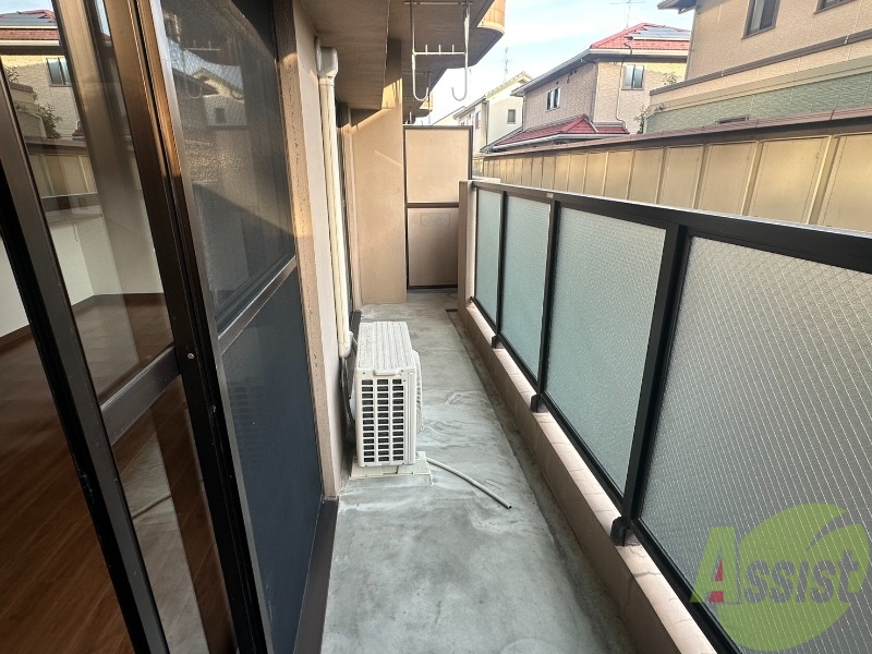 バルコニー　バルコニー。洗濯物がはかどりそうな広さがありますよ。