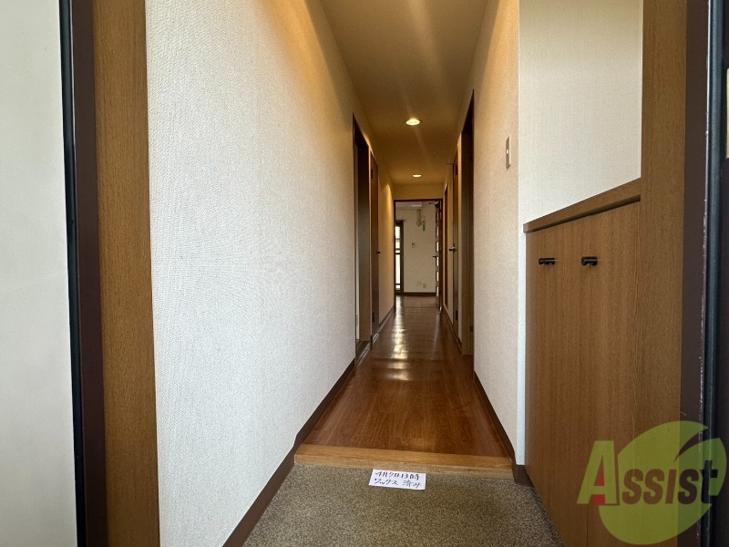 玄関　廊下の様子です。幅も狭くなく、利用しやすいですよ。