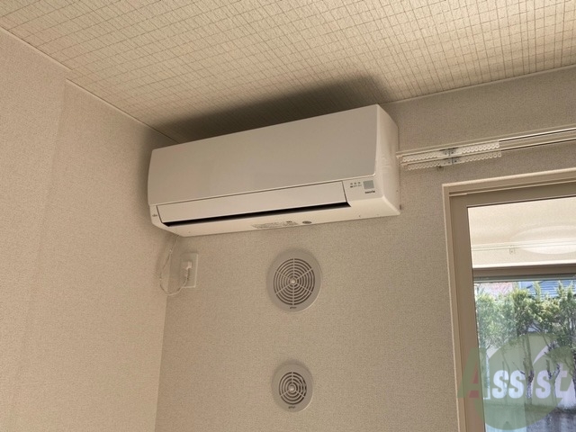 その他設備　エアコンはお部屋の角に、シーズン問わず活躍ですね
