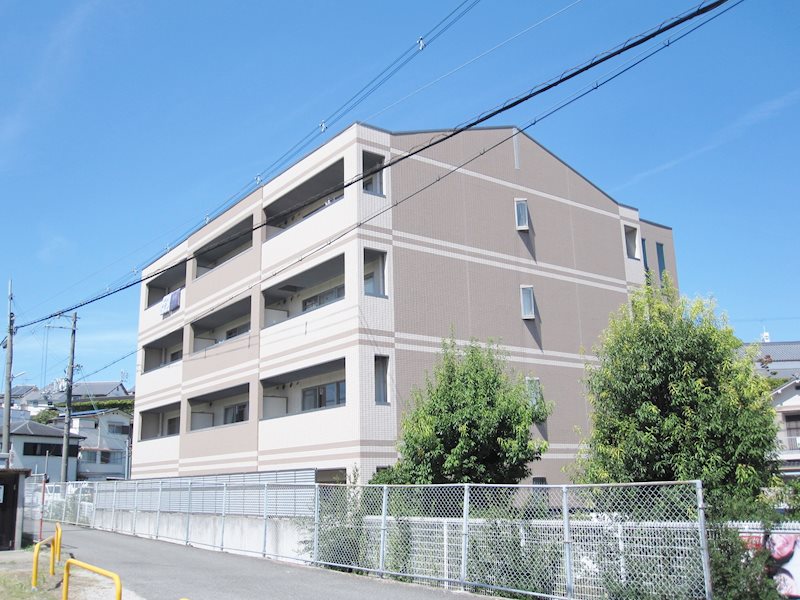 建物外観　鉄骨造の4階建マンション