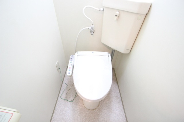 トイレ　同物件別号室の写真です。