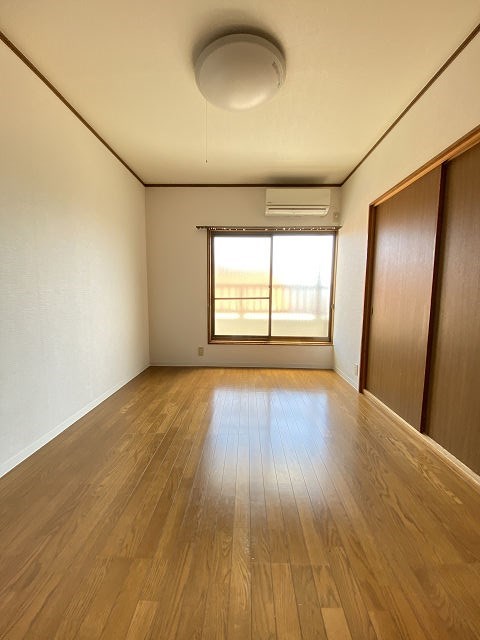 その他部屋・スペース　落ち着いた色調の寝室です