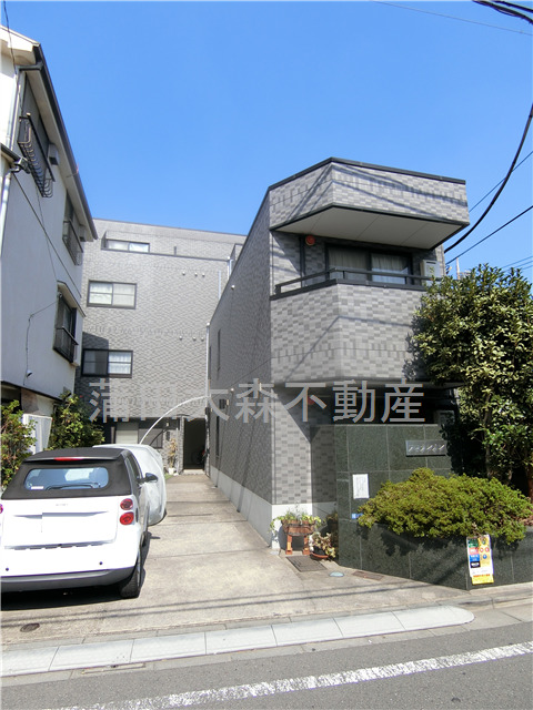 建物外観　2001年4月築　鉄骨造地上4階建て総戸数18戸オートロック