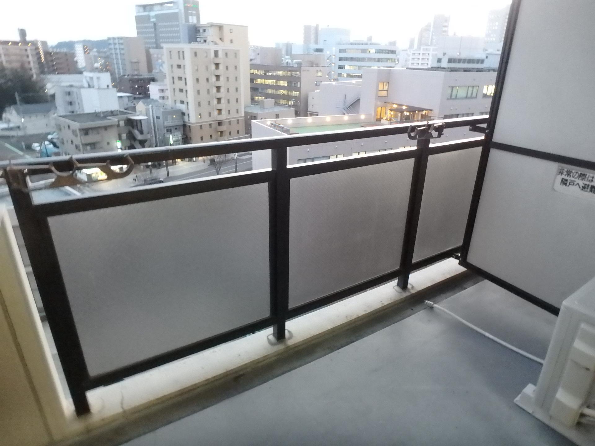 バルコニー　洗濯物が干せるベランダ付きです