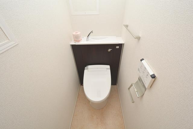 トイレ　温水洗浄便座付きのトイレです♪