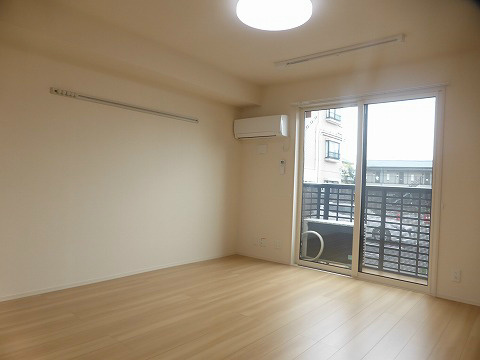居室・リビング　同物件別部屋