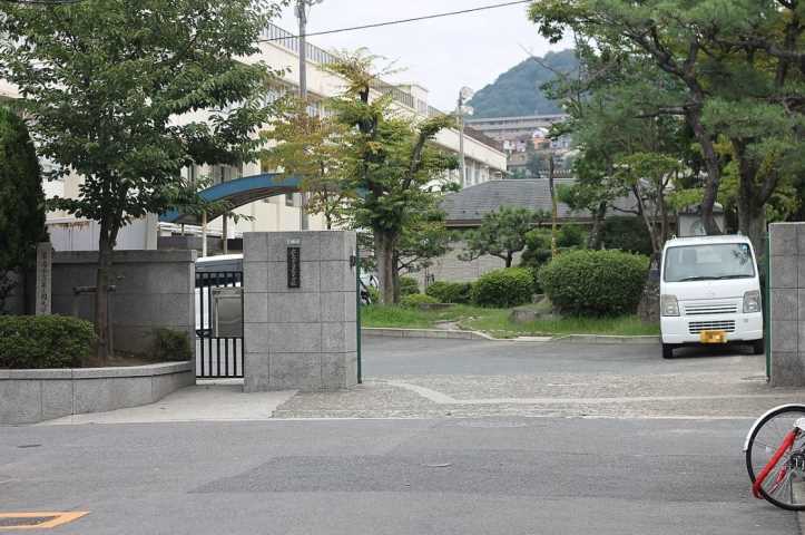 中学校　翠町中学校（中学校）まで63m