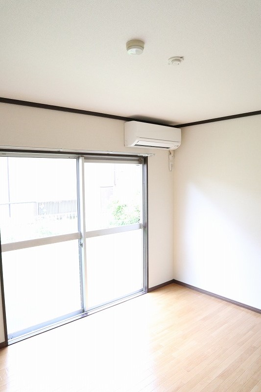 居室・リビング　専用庭に繋がる南向き6.1帖の陽当たりの良いお部屋です！