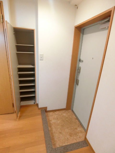 玄関　玄関横にシューズボックスがございます。