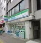 コンビニ　ファミリーマート四谷三丁目店（コンビニ）まで286m