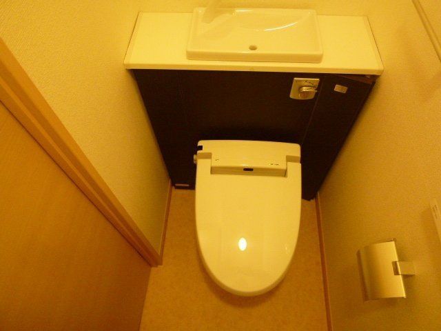 トイレ　ウォシュレット付のお洒落なトイレです。