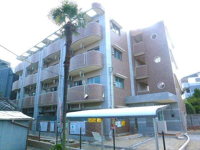 建物外観　鉄筋コンクリート造の４階建ての重厚な建物です。