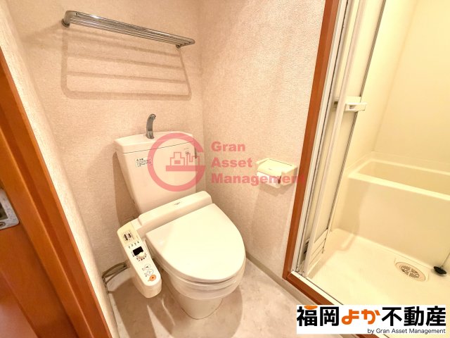 トイレ　落ち着いた色調のトイレです