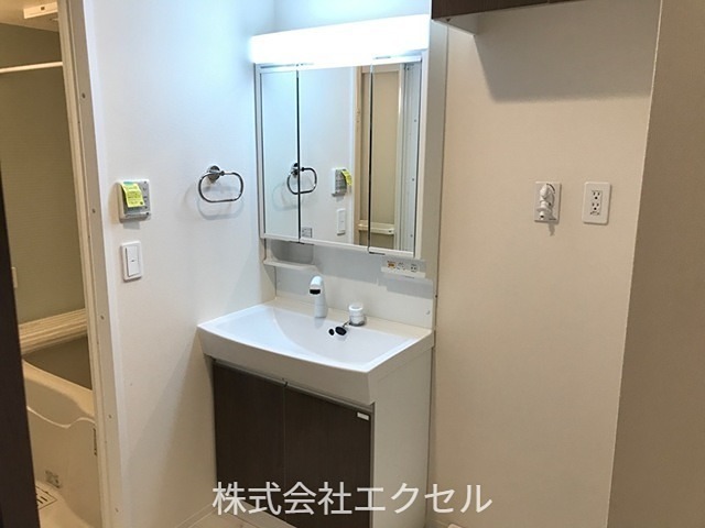 洗面設備　忙しい朝に嬉しい独立洗面台です。