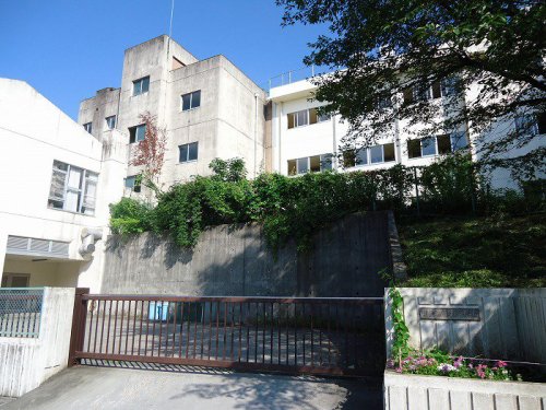 中学校　日野第三中学校（中学校）まで275m