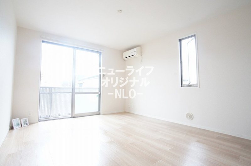 居室・リビング　12.1帖♪2面採光で明るいお部屋♪エアコン付きです♪