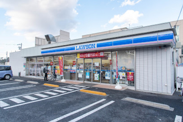 コンビニ　ローソン稲城平尾一丁目店（コンビニ）まで300m