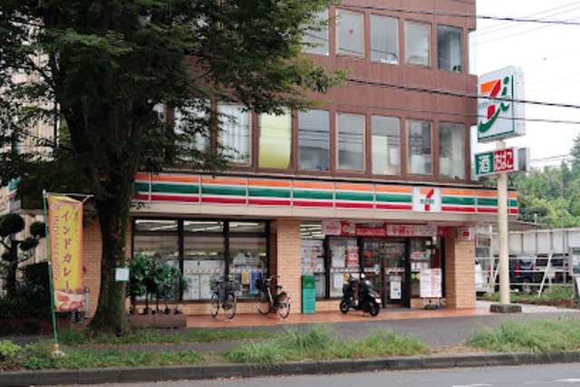 コンビニ　セブンイレブン稲城市平尾店（コンビニ）まで375m