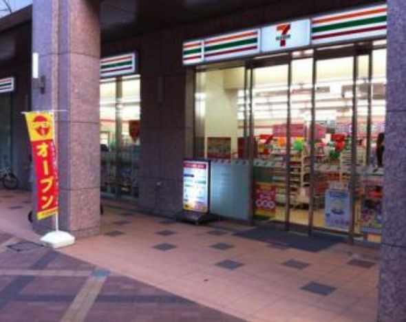 コンビニ　セブンイレブン港区三田1丁目店（コンビニ）まで81m