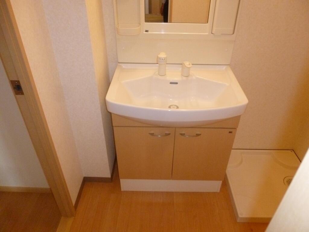 洗面設備　写真は左右反転間取りとなっております。