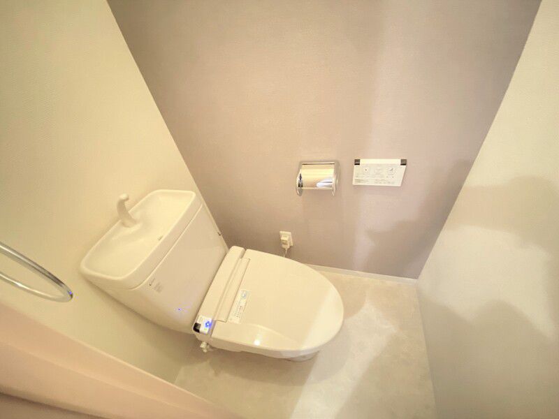 トイレ　落ち着いた色調のトイレです