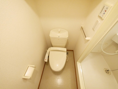 トイレ　落ち着いた色調のトイレです
