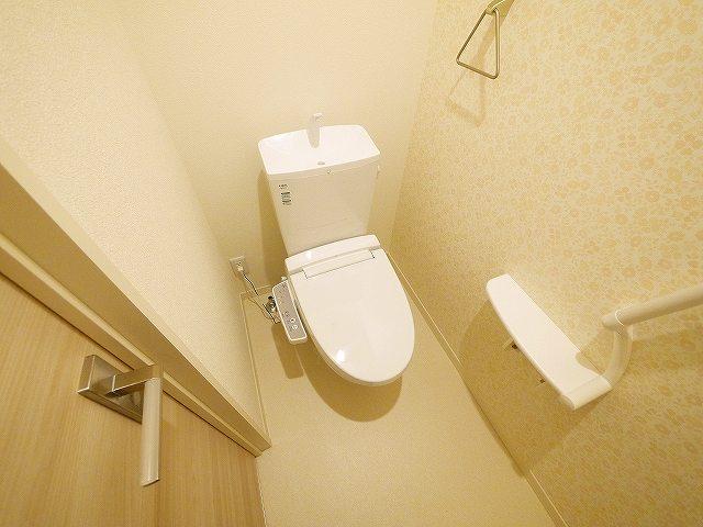 トイレ　落ち着いた色調のトイレです