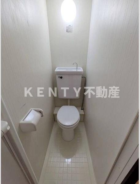 トイレ　落ち着いた色調のトイレです