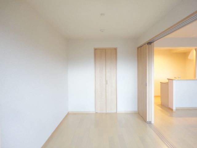 その他部屋・スペース　リビング境の引き戸を開けると、広いワンルームとしても使えます