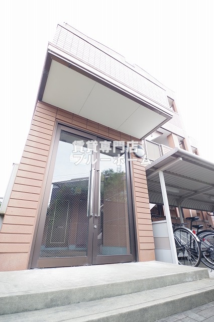 建物外観　2004年建築の鉄骨造の建物です！