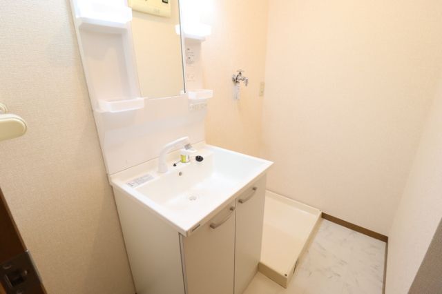 洗面設備　写真は反転タイプ