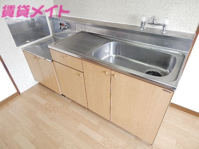 キッチン　別部屋反転参考写真です