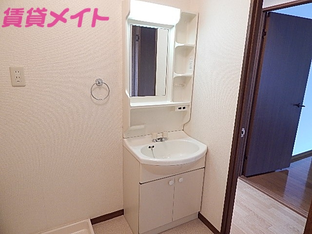 洗面設備　別部屋反転参考写真です