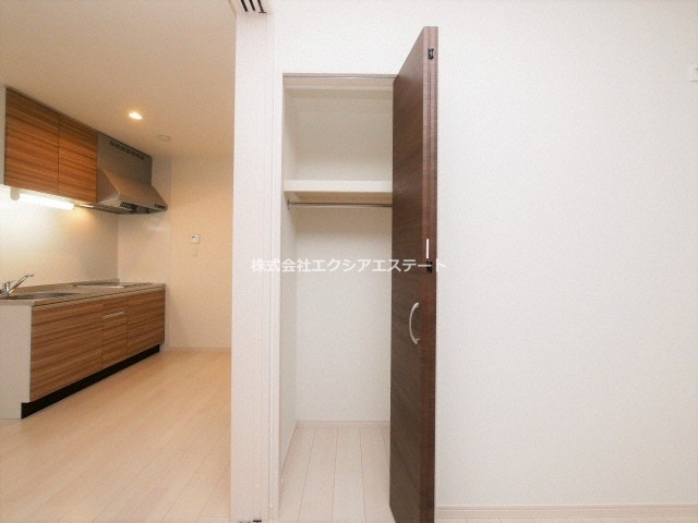 収納　清潔感のあるトイレです
