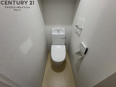 トイレ　収納棚あり・温水洗浄便座完備