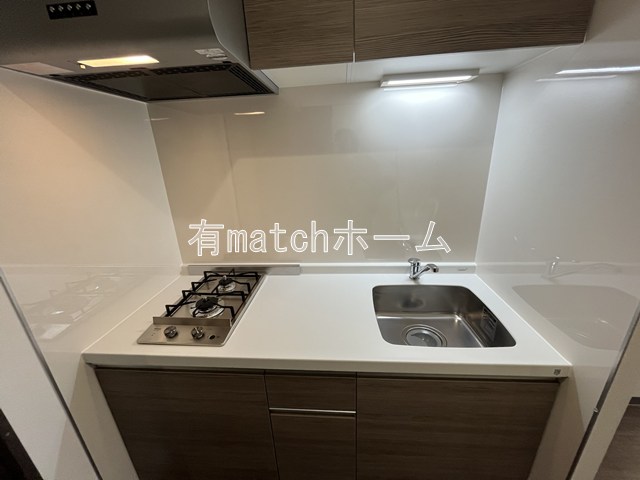 キッチン　イメージとして同マンション反転タイプを表示しています