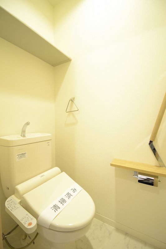 トイレ　上部棚もあるトイレ・毎日使うので嬉しい温水洗浄便座！