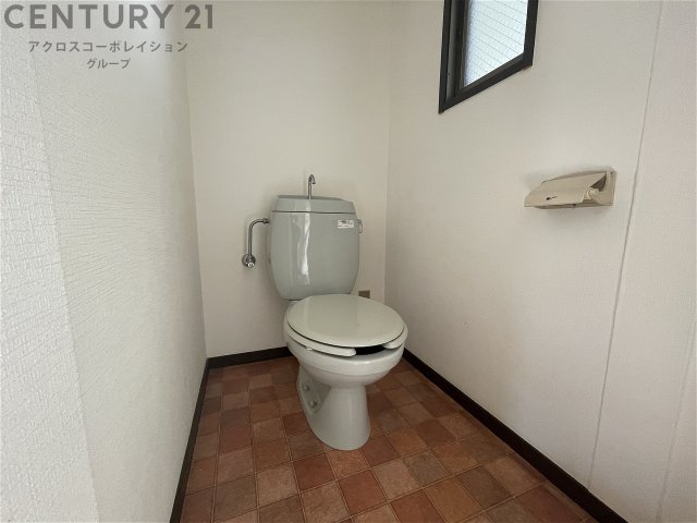 トイレ　シンプルでコンパクトなトイレです。