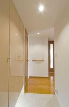 玄関　写真は同タイプ住居です。