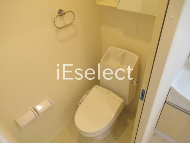 トイレ　嬉しいウォシュレット付きです