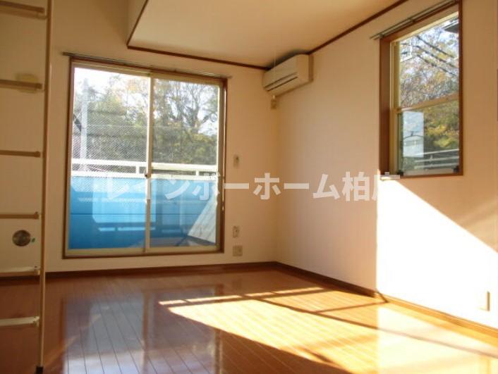 居室・リビング　こちらのリビングで趣味の時間をお楽しみください