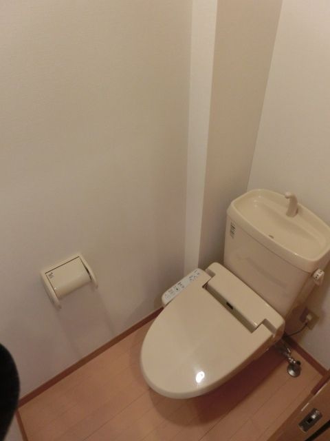 トイレ　嬉しいウォシュレット付きです。