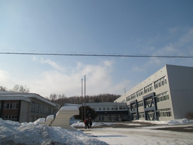 中学校　幕別町立札内中学校（中学校）まで880m