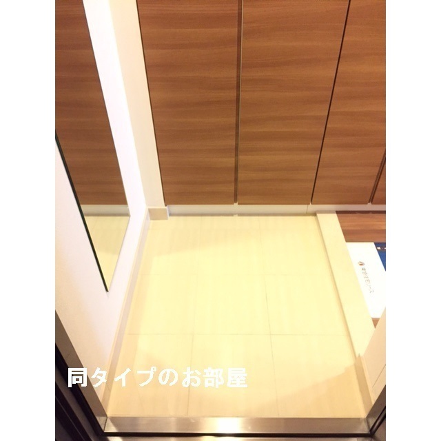 玄関　※部屋タイプによって色が異なる場合がございます