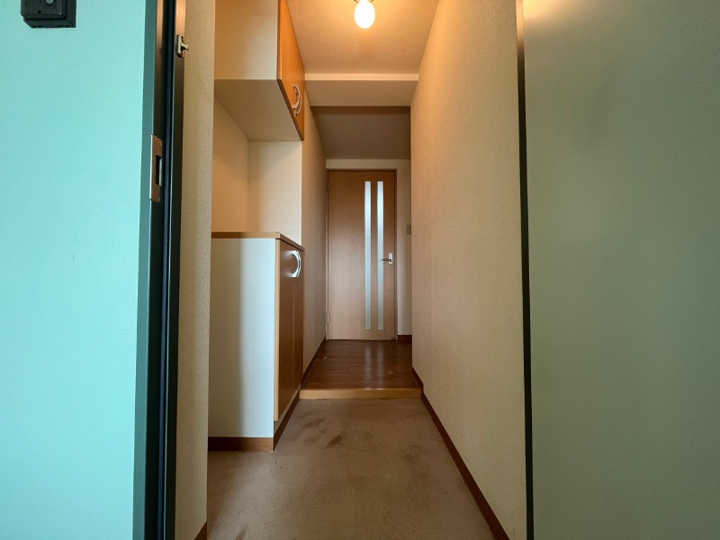 玄関　玄関です。ご覧の通り広々としていますね。