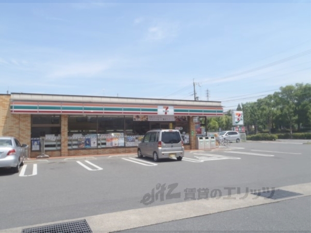 コンビニ　セブンイレブン向日鶏冠井町店（コンビニ）まで750m