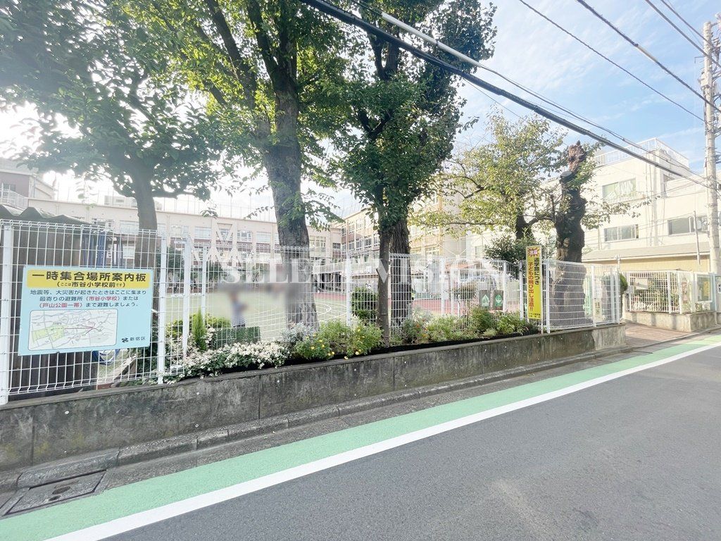 小学校　新宿区立市谷小学校（小学校）まで700m