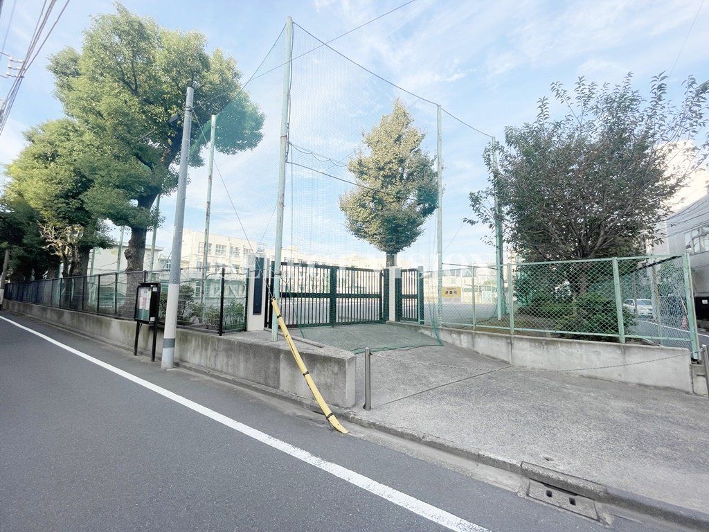 中学校　新宿区立牛込第一中学校（中学校）まで550m